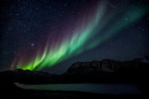 Photo de nuits, montrant le ciel étoilé avec Aurores boréales